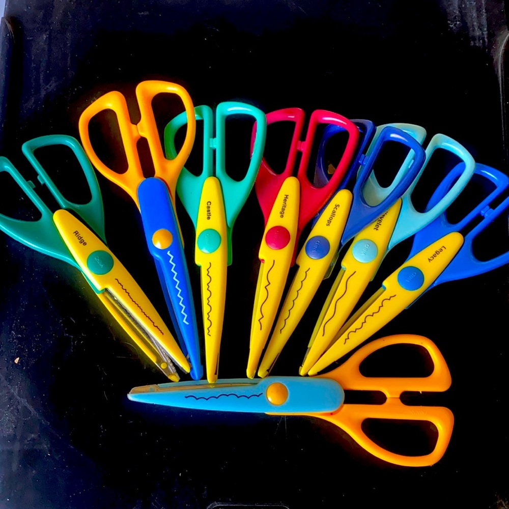 Scrapbooking scissors 8- different cuts great condition